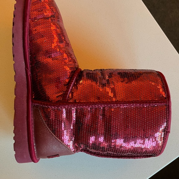 UGG Women’s Size 11 Sparkling Red Sequin Boots with Fuzzy Lining - Picture 5 of 16